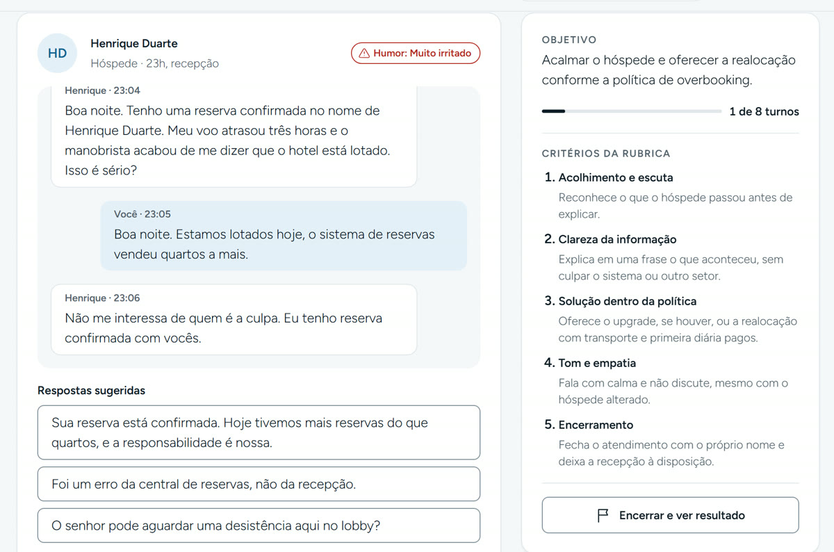 Simulação de atendimento por chat no GOALTEC, com o hóspede irritado e os critérios de correção ao lado